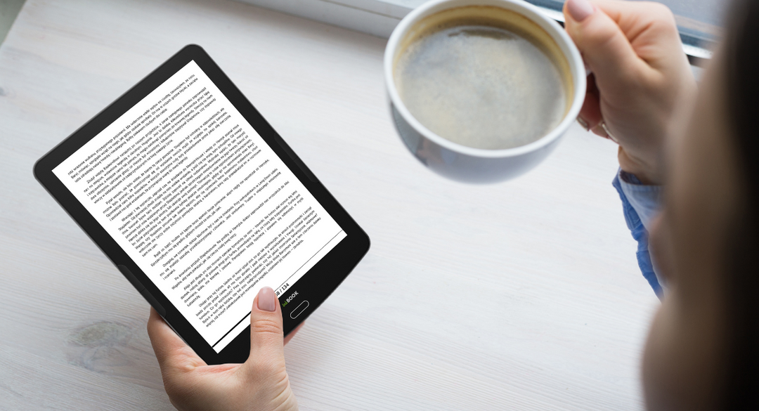 man_reading_in_the_e-reader_and_drinking_coffee
